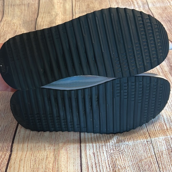 Very lightly worn puma sneakers - Picture 4 of 6